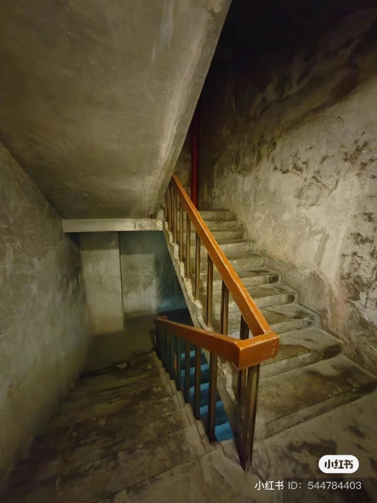 Cầu Thang Không Tồn Tại